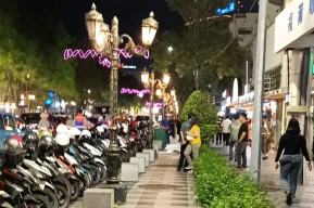 Parkir Tepi Jalan Tunjungan Surabaya Bikin Macet, Ini Solusi Eri Cahyadi