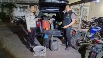 Jual BBM Hingga Rp30.000 Per Liter, 8 Orang di Jember Diamankan