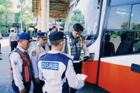 Ramp Check di Terminal Bunder Gresik, 2 Bus Langgar Aturan Uji KIR