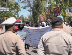 Sejumlah Mahasiswa Demo di BKD Jatim, Ini Tuntutannya