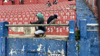 Pemkot Kediri Mulai Cat Dinding Stadion Brawijaya, Gunakan Warna Ungu