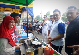 Lepas Jalan Sehat di Gresik, Anggota DPR RI Jiddan Bagi Uang Tunai untuk UMKM