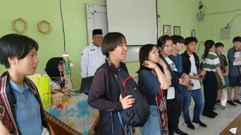10 Siswa Jepang Belajar Budaya Indonesia di MAN 1 Lamongan.