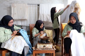 Foto: Ulur Wiji, Batik Kontemporer untuk Gaya Hidup Berkelanjutan