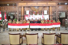 Pemkab Tulungagung Bagikan Bendera Merah Putih