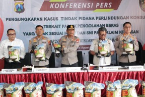 Polisi Gerebek Gudang Beras Premium Oplosan di Sidoarjo, Produksi 14 Ton Sehari