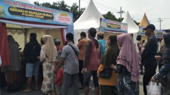 Warga Antusias Borong Beras Murah di Polres Kediri, Serbu 20 Titik