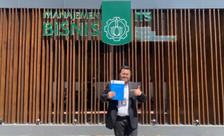 Pecah Telor, Mahasiswa ITS Lulus Tanpa Skripsi