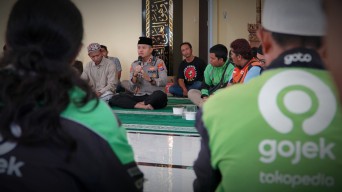Komunitas Driver Ojol dan Polres Gresik Gelar Salat Gaib untuk Affan Kurniawan