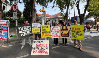 Selamatkan Mangrove Surabaya, Ecoton Ajak Warga Lawan Sampah Plastik!