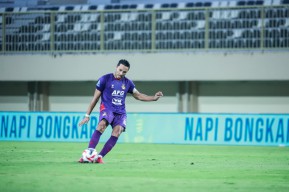 Ezra Walian Raih Penghargaan Player of The Match Usai Bawa Persik Kediri Menang