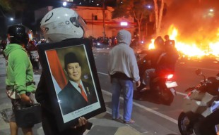 Polsek Tegalsari Surabaya Dibakar, Foto Prabowo Justru Diamankan Massa Aksi