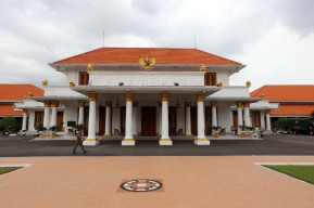 Mengulik Sejarah Gedung Grahadi yang Dibakar Massa