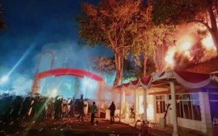 Mencekam! Grahadi Surabaya Terbakar, Massa Jarah Barang Berharga