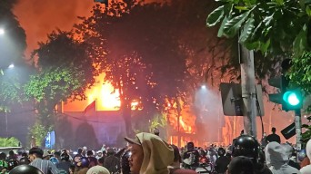 Breaking News: Gedung Negara Grahadi Surabaya Dibakar Massa
