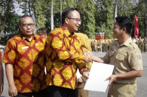 Wabup Gresik Asluchul Alif Serahkan SK Pengangkatan 562 PPPK