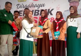 IIDI Gresik Beri Bantuan Makanan Bergizi dan Kacamata untuk Siswa SRMA Sidayu