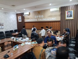 Nasib Terkatung-Katung, Guru P1 di Tulungagung Wadul ke DPRD
