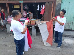 Bakesbangpol dan PWI Tulungagung Bagikan Bendera Merah Putih Untuk Masyarakat