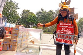 FOTO: Suasana Posko Rakyat Jawa Timur Menggugat di Taman Apsari Surabaya
