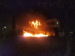 Malam Makin Mencekam, Demonstran Bakar Sejumlah Pos Polisi di Surabaya