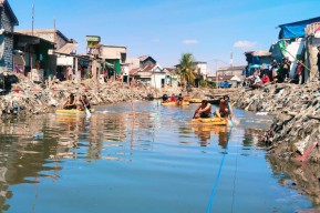 Foto: Mendayung Belahan Sampah Sungai Kalianak Surabaya