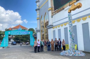 UIN Tulungagung Pajang Instalasi Kran Plastik, Ingatkan Bahaya Sampah Plastik