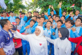 Jalan Sehat Bersama Murid-Guru di Kediri, Gubernur Khofifah Bagikan Hadiah Umroh