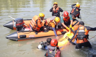 Pencarian di Sungai Jagir, Tim SAR Surabaya Berhasil Temukan Korban Tenggelam