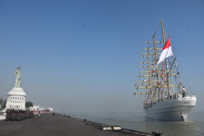 KRI Bima Suci Kembali Berlayar, Tebarkan Diplomasi dan Tempa Taruna Masa Depan