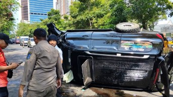 Mobil Land Cruiser M 88 Terbalik di Ahmad Yani Surabaya, Pengemudi Terluka