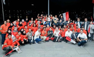 Pertama Kalinya! Mahasiswa UNAIR Kibarkan Bendera di Arjuno untuk Rayakan HUT RI
