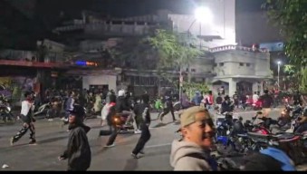 Polrestabes Bubarkan Demonstran di Depan Gedung Grahadi