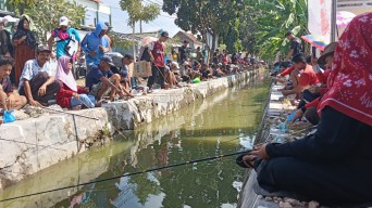 Serunya Lomba Mancing Ikan Lele di Lamongan