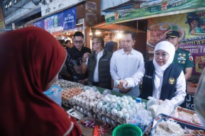 Dampak Krisis BBM, Gubernur Khofifah Pantau Harga di Pasar Tanjung Jember