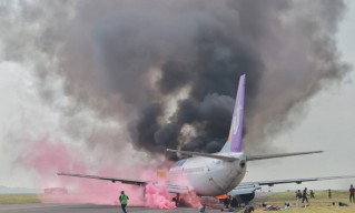 Pesawat Jatuh Akibat Bird Strike, Ratusan Korban Dievakuasi