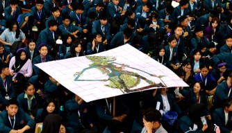 Orientasi Unik di Ubaya, Mahasiswa Baru Susun Puzzle Wayang Raksasa