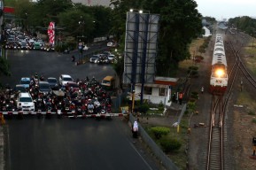 Harmoni Rel dan Kehidupan, Ketika Lokomotif Jadi Tumpuan Masyarakat Urban