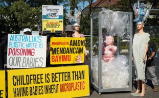 Sampah Plastik Australia Ancam Kesehatan Bayi di Jawa Timur