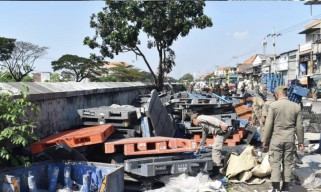 Optimalkan Pelebaran Jalan, Satpol PP Surabaya Kembali Tata Bantaran Sungai Kali Tebu