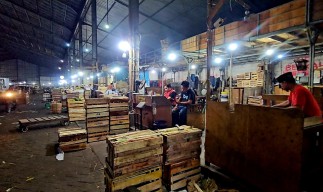 Persaingan Sesak Pedagang Pasar Tanjungsari Surabaya