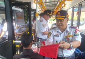 Dishub Jatim Gencar Bagikan Bendera Merah Putih pada Penumpang Bus