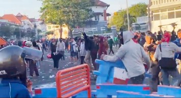 Teriakan Penyusup Menyeruak Ditengah Aksi Mahasiswa di Polrestabes Surabaya