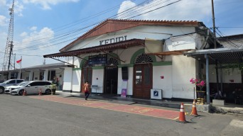 KAI Daop 7 Jawab Desakan Pembongkaran Monumen KA dan Area Parkir di Stasiun Kediri
