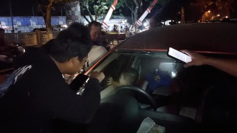 Balita Di Lamongan Terkunci Dalam Mobil, Evakuasi Berjalan Dramatis