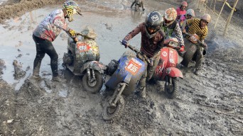 Foto: Keseruan Fun Race Vespa dalam Ajang Festival Omah Sawah Kediri