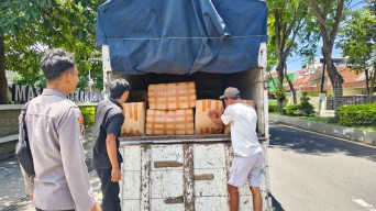 Polresta Banyuwangi Stop Truk Muat Ribuan Liter Arak Bali, Hendak Dikirim ke Malang