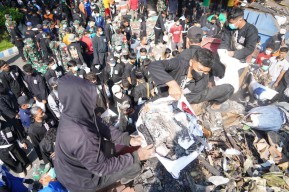 Warga Bersihkan Kantor Pemkab Kediri, Mas Dhito: Kita Bersama Jaga Rumah Rakyat