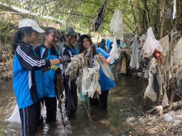 Peringati Hari Keadilan Ekologi, Siswa di Kediri Bersihkan Sungai