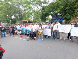 Bawa 20 Tuntutan, Warga Tulungagung Gelar Aksi di Depan DPRD